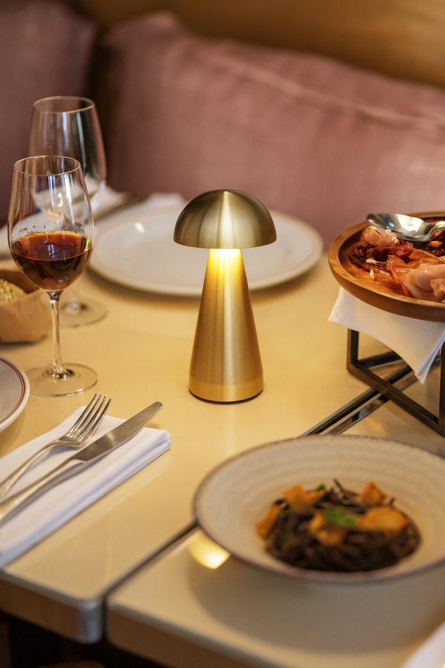 DEKORATİF DOKUNMATİK MASA LAMBASI (METAL)