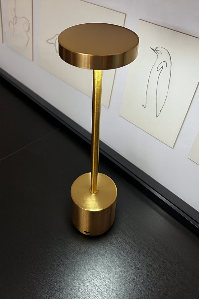 DEKORATİF DOKUNMATİK MASA LAMBASI (METAL)